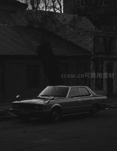 老旧轿车停靠在昏暗街巷