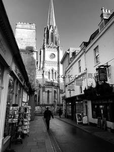 黑白街巷中的哥特式教堂尖塔