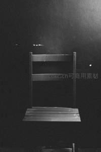 黑暗中的一把孤椅
