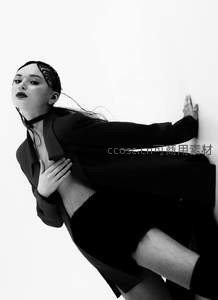 黑衣女子倚墙时尚造型