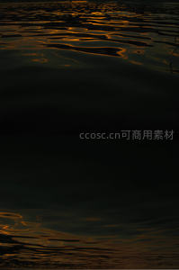 暮色水波中的金色涟漪