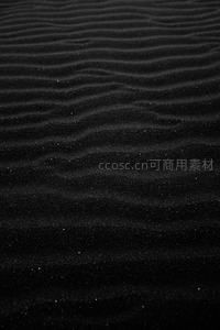 黑色沙丘上的细腻波纹