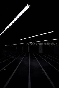 空旷车库中的冷光轨道