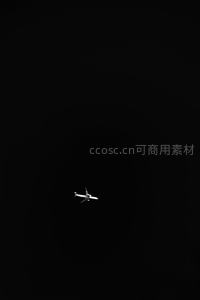 夜空孤机，划破寂静的白色轨迹