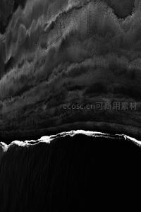 黑白航拍海岸线，浪花与沙滩的抽象交响