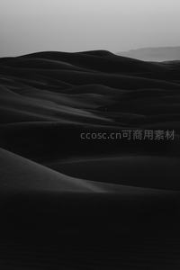 沙漠沙丘波浪起伏如黑色绸缎
