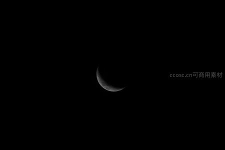 夜空中弯月如钩，静谧而神秘