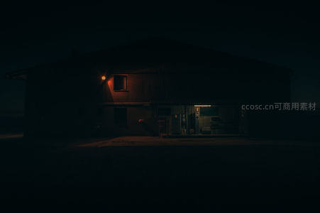 夜色中的孤寂小屋，一盏暖灯照亮寂静