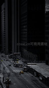 都市峡谷中的车流与光影