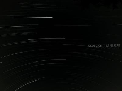 长曝光下的星轨划过夜空