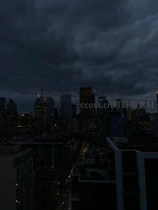 乌云压城，都市夜幕下的灯火阑珊