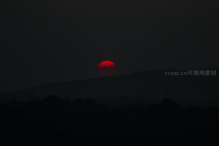 血色残阳沉入山峦，暮色苍茫
