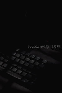幽暗中的机械键盘一角
