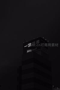 夜幕下霓虹日文招牌建筑