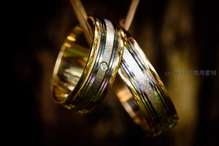 金色婚戒特写，闪耀爱情承诺