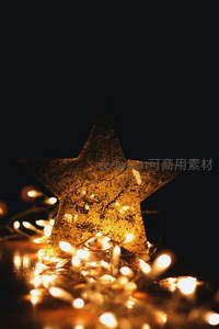 金色星形灯饰，温暖节日氛围