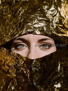 金箔面具后神秘凝视的女性双眼