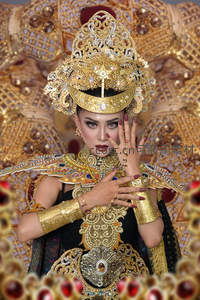 华丽泰式传统服饰与精致金饰特写