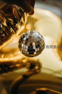 手握闪亮迪斯科球，金色光影交织
