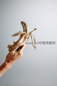 金色涂装香蕉与手掌，艺术创意