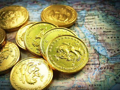 金色纪念币散落在世界地图上象征全球财富