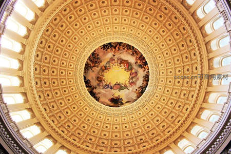 宏伟穹顶壁画与古典建筑细节仰拍