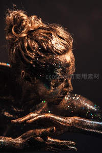 全身涂抹金粉的人物侧脸艺术肖像