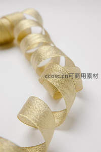 金色丝带螺旋缠绕特写
