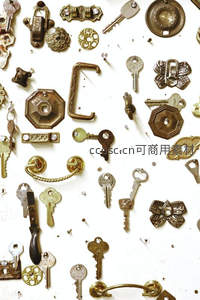 复古金属钥匙与门把手平铺