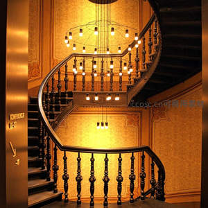 华丽旋转楼梯配复古吊灯照明