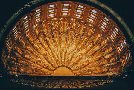 金色穹顶雕花细节展现古典建筑之美