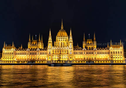 夜幕下灯火辉煌的议会大厦