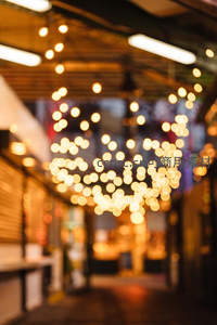 暖光灯串营造梦幻街道氛围