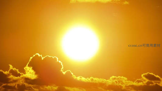 烈日当空云朵镶金边的天空