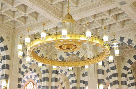 清真寺内华丽金色吊灯与穹顶