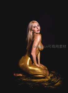 金色人体艺术，闪耀在黑暗中的光芒