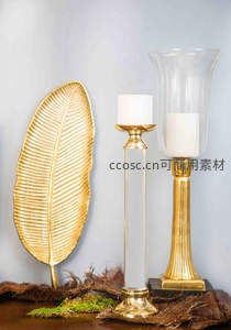 金色叶片与烛台静物摆设