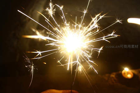 手持烟花棒绽放璀璨光芒