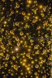 金光璀璨的圣诞树特写