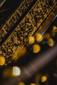 金色光斑与金属结构的抽象夜景