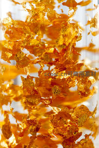 金箔在透明容器中悬浮飘舞如梦似幻