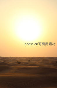 沙漠日落时分，金色沙丘与耀眼太阳