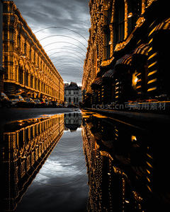 雨后街巷倒影中的节日灯饰