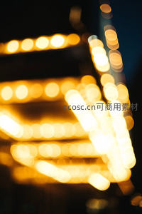 夜幕霓虹光斑，模糊中流淌节日欢愉