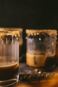 焦糖咖啡特饮，杯沿碎屑诱人醇香