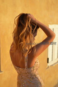 阳光下的优雅背影倩影