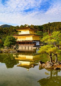 金阁寺倒影映水，古韵悠然