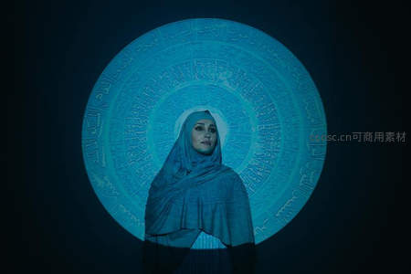 神秘蓝光下的女性人像艺术照