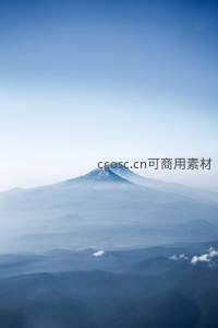 云雾缭绕中的雄伟雪山峰顶