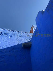 蓝色古城墙角的几何光影